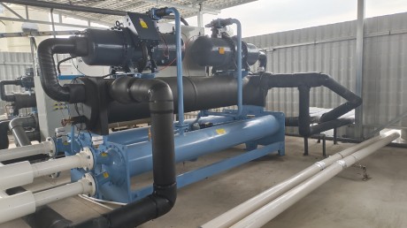 電路板制造公司集中哄冷水機(jī)工程案倒，分別供電路板鉆吼機(jī)中心軸冷卻蝕刻線冷卻電鍍線冷卻等
